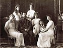 https://upload.wikimedia.org/wikipedia/commons/thumb/f/f9/Family_in_1913.jpg/125px-Family_in_1913.jpg